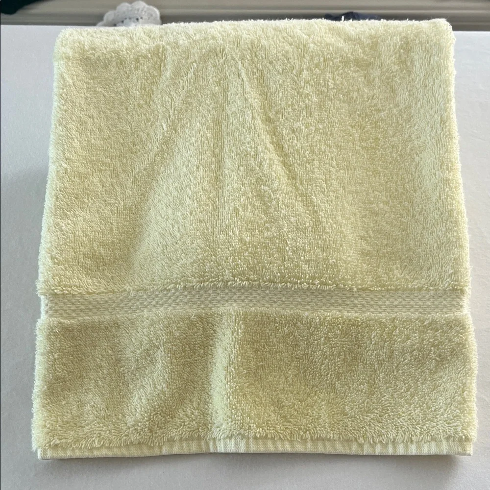 Vintage Lady Pepperell Imperial Yellow Bath Towel 100% Cotton Plush Mid Century